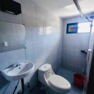 RomblonCapaclan Centro Private Room的浴室配有白色卫生间和盥洗盆。