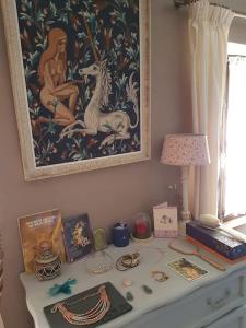 Tipi + Gîte pour famille nature的一张桌子,墙上有绘画,还有一盏灯