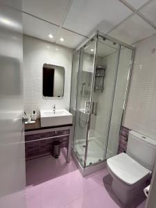 塔拉戈纳Precioso dúplex en el centro de Tarragona的带淋浴、盥洗盆和卫生间的浴室