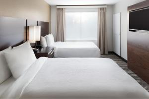 布雷亚Residence Inn by Marriott Anaheim Brea的酒店客房设有两张床和一台平面电视。