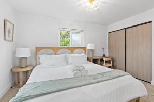 圣何塞@ Marbella Lane - Fresh and Vibrant 3BR Home的卧室配有一张带2条毛巾的大型白色床