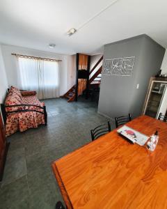 维拉卡洛斯帕兹Cabañas Andaluhe的客厅配有床和木桌