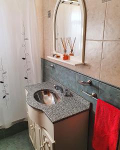 维拉卡洛斯帕兹Cabañas Andaluhe的一间带水槽和镜子的浴室