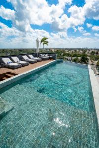 科苏梅尔Kippal - Modern Oasis - ApartHotel的建筑物屋顶上的游泳池