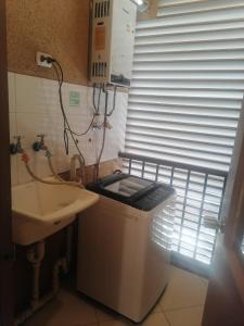 塔尔卡Departamento Condominio Magisterio的一间带水槽和卫生间的小浴室