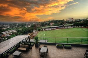 PinelengRogers Hotel Manado的阳台享有网球场的景致。