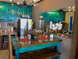 克萨尔特南戈Brazilian Art & Free Parking - emitimos factura的厨房配有绿松石橱柜和台面