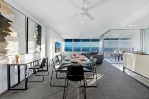 黄金海岸Q Tower - Self Contained, Privately Managed Apartments的用餐室以及带桌椅的起居室。