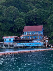 停泊岛Perhentian Nemo Chalet的欢迎来到水边的非go chirico建筑