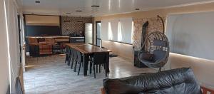 巴拉那Quinta Los Pinos Paraná的厨房以及带桌椅的用餐室。
