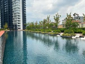 吉隆坡Modern Home Urban Lifestyle KL East Mall-Wifi-Netflix-WasherDryer-The Ridge的城市中一条有高楼房的河流