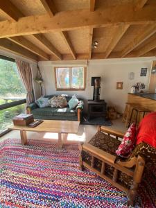 塔卡卡Alpacas Off Grid - Eco Cabin的客厅配有沙发和桌子