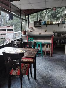 马丘比丘ECO ART Best view Machu Picchu的一间带桌椅的餐厅和一间厨房