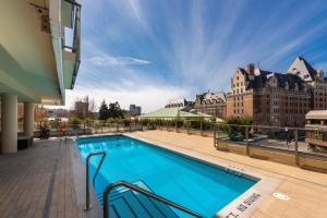 维多利亚Falls Empress Suite by IRIS PROPERTIES!的建筑物屋顶上的游泳池