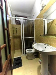 康提SaRu Holiday Apartment - Upto 6 Guests的带淋浴、卫生间和盥洗盆的浴室