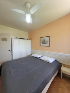 弗洛里亚诺波利斯Merit Plaza - Pe na Areia的一间卧室配有一张大床和吊扇