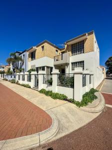 珀斯Joondalup Guest House的街道边的白色大建筑