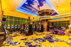 BavetDynasty Casino Hotel的赌场,有一堆老虎机