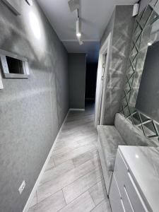 第聂伯罗Modern Gagarina Avenue的一间带沙发和水槽的浴室
