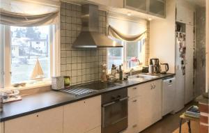 泰比Stunning Home In Tby With Kitchen的厨房设有水槽和窗户。