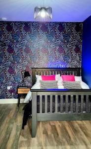 霍舍姆圣斐德Boutique Annexe Close To Norwich City & Airport的一间卧室配有一张蓝色墙壁的床