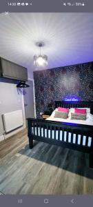 霍舍姆圣斐德Boutique Annexe Close To Norwich City & Airport的卧室配有一张大床,位于带墙壁的房间