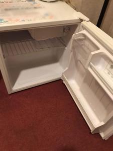 北见Kitami Daiichi Hotel - Vacation STAY 45969v的空冰箱,门打开在地板上