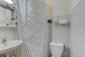 滨海阿热莱斯Appartement mignon à 100m de la plage, Argeles-sur-Mer - 3 personnes的白色的浴室设有卫生间和水槽。