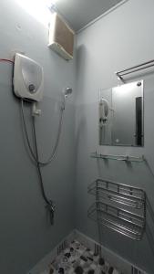 芹苴Enjoy Mekong Hostel的带淋浴和镜子的浴室