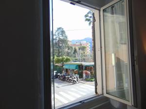 拉帕洛Casa Da Cri的享有城市街道景致的窗户。