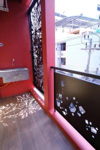 合艾Room2u的一间设有红色墙壁的客房和一扇地板窗户