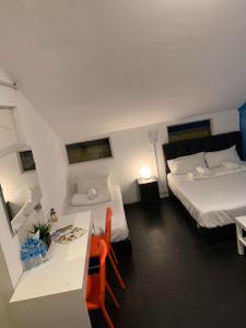 新加坡银河胶囊旅馆@唐人街的小房间设有两张床和一张桌子及椅子