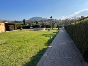 蒙特玛佐里奥梅特Valle del Metauro Country House的山 ⁇ 旁公园的走道