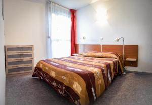 萨利耶德贝阿尔恩鲁伊小屋公寓的一间卧室设有一张床和一个大窗户