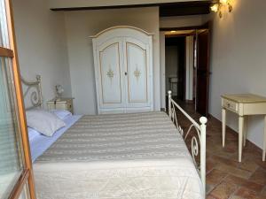 蒙特玛佐里奥梅特Valle del Metauro Country House的一间卧室设有一张大床和一扇门