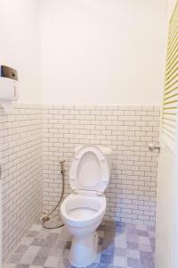 合艾Lamoon Hostel的白色瓷砖墙内带卫生间的浴室