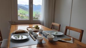UrnäschHaus an sonniger Lage, schöner Blick auf Alpstein的餐桌,享有山景