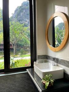 宁平Trang an green river homestay的一间带水槽和镜子的浴室