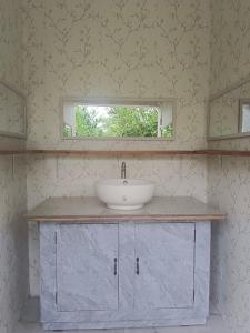 莫阿尔博阿Green Acres Village的一间带水槽和镜子的浴室