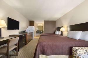坎卢普斯坎卢普斯山景旅程住宿酒店的酒店客房设有两张床、一张桌子和一台电视。