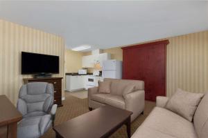 坎卢普斯坎卢普斯山景旅程住宿酒店的客厅配有沙发、椅子和电视