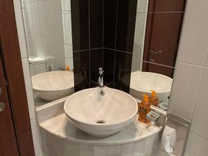 麦纳麦Premium 2 Bedroom Flat的浴室设有白色水槽和镜子