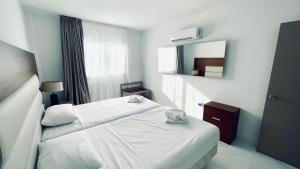 帕拉利米尼Fotoxenia Luxury Apts的酒店客房,配有床和镜子