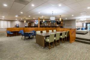 Wyndham Garden Fresno Yosemite Airport餐厅或其他用餐的地方