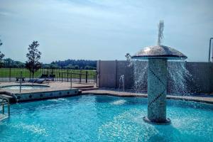 杰克逊维尔Marble Waters Hotel & Suites, Trademark by Wyndham的游泳池中央的喷泉
