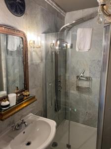 B&B Els的带淋浴、盥洗盆和卫生间的浴室