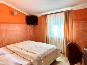 塞扎纳格瑞霍尔迪潘德恩斯酒店的一间小卧室,配有床和窗户