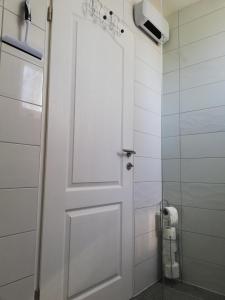 伊洛克Kuća za odmor Kustura的带卫生间的浴室的白色门