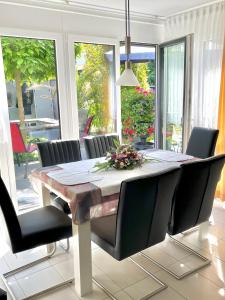 康斯坦茨FeWo Michaela Köst的配有黑色椅子的餐桌和用餐室