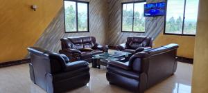 GilgilEpashikino Resort & Spa的一间设有皮椅和桌子的等候室